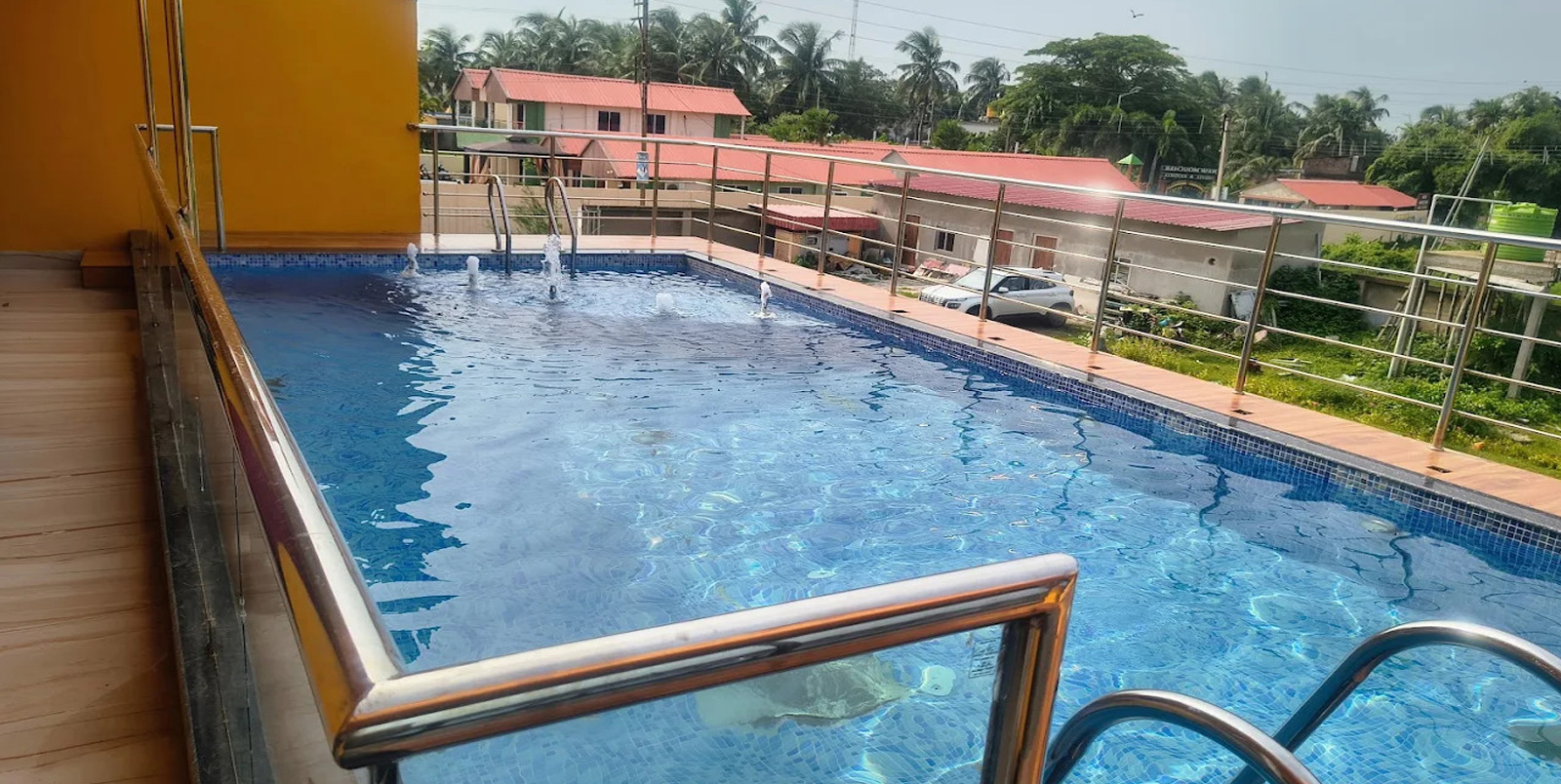 Swimming Pool & Restaurant